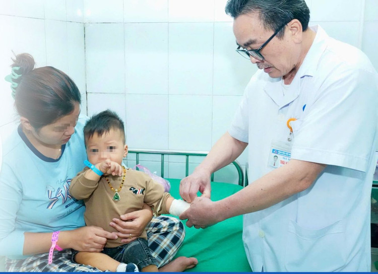 Bác sĩ thăm khám cho bệnh nhi. Ảnh BVCC