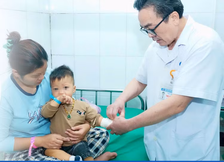 Bác sĩ thăm khám cho bệnh nhi. Ảnh BVCC