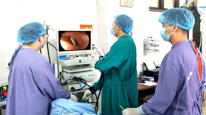 Bác sĩ tiến hành nội soi cho bệnh nhi. Ảnh BVCC