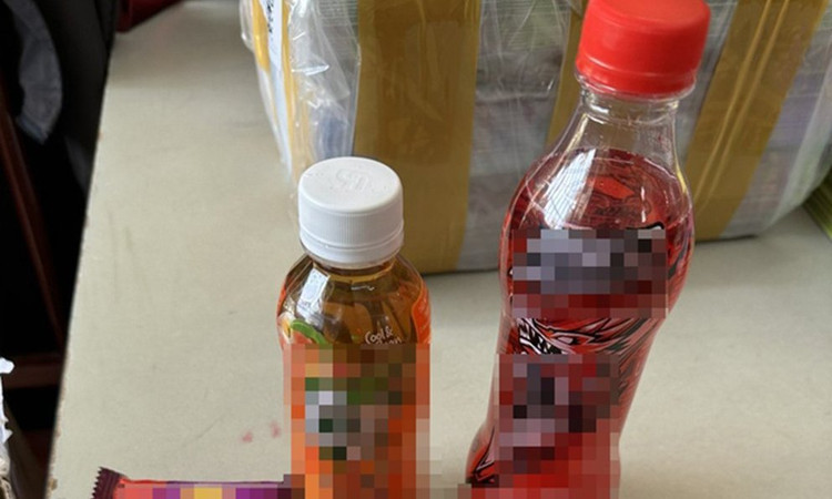 Một số sản phẩm học sinh Trường THCS Nguyễn Du đã nhận từ nhóm người đi phát khuyến mại.