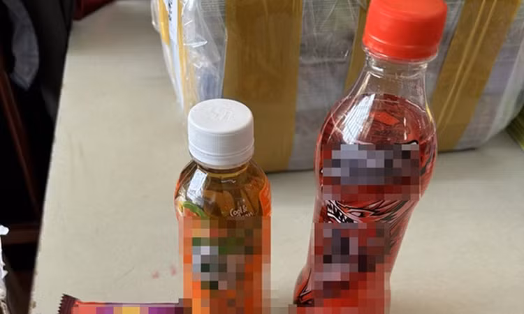 Một số sản phẩm học sinh Trường THCS Nguyễn Du đã nhận từ nhóm người đi phát khuyến mại.