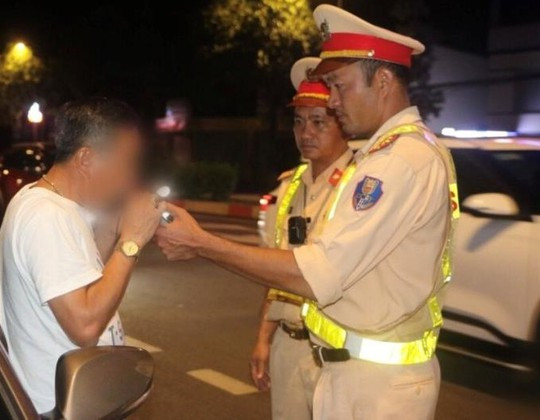Lực lượng CSGT Công an tỉnh Đắk Nông kiểm tra nồng độ cồn đối với lái xe trong tháng thực hiện tổng kiểm soát. Lực lượng CSGT Công an tỉnh Đắk Nông kiểm tra nồng độ cồn đối với lái xe trong tháng thực hiện tổng kiểm soát.