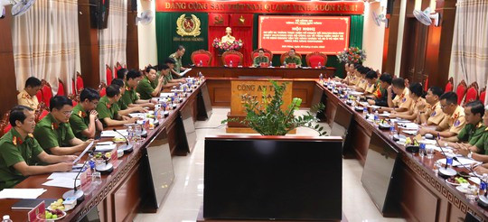 Công an tỉnh Đắk Nông tổ chức hội nghị sơ kết 1 tháng thực hiện tổng kiểm soát xe ô tô kinh doanh vận tải hành khách và xe ô tô vận tải hàng hóa bằng container. Công an tỉnh Đắk Nông tổ chức hội nghị sơ kết 1 tháng thực hiện tổng kiểm soát xe ô tô kinh doanh vận tải hành khách và xe ô tô vận tải hàng hóa bằng container.