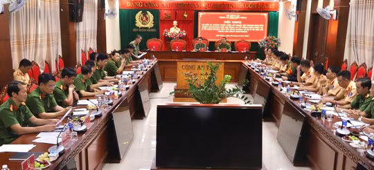 Công an tỉnh Đắk Nông tổ chức hội nghị sơ kết 1 tháng thực hiện tổng kiểm soát xe ô tô kinh doanh vận tải hành khách và xe ô tô vận tải hàng hóa bằng container.