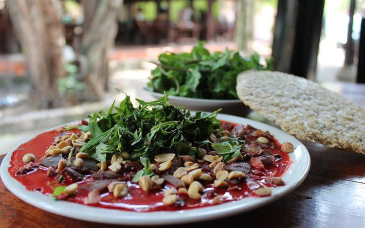 Tưởng bổ máu, nào ngờ tiết canh mang mầm truyền bệnh. Ảnh minh họa