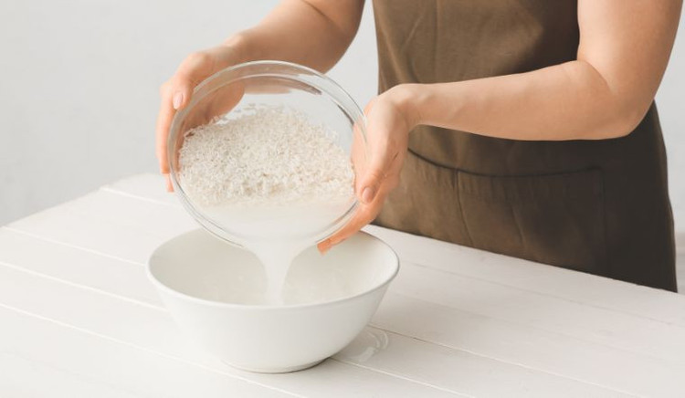 Tác hại tiềm ẩn của nước vo gạo đối với làn da. Ảnh minh họa