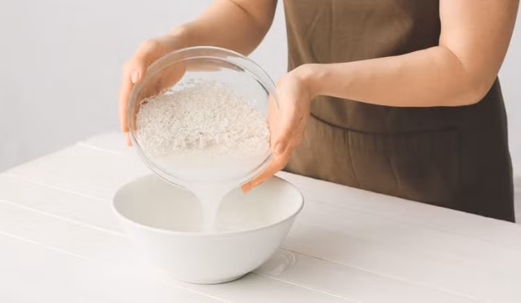 Tác hại tiềm ẩn của nước vo gạo đối với làn da. Ảnh minh họa
