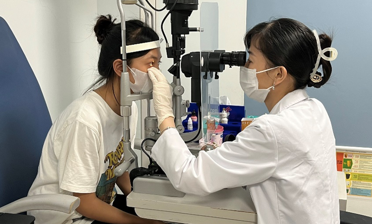 Nữ sinh 20 tuổi mắt &apos;khô như bà lão 70 tuổi&apos; vì đeo kính áp tròng. Ảnh vietnamnet