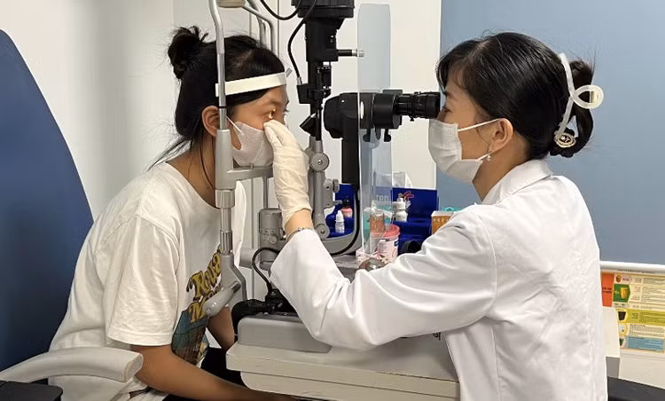 Nữ sinh 20 tuổi mắt 'khô như bà lão 70 tuổi' vì đeo kính áp tròng. Ảnh vietnamnet