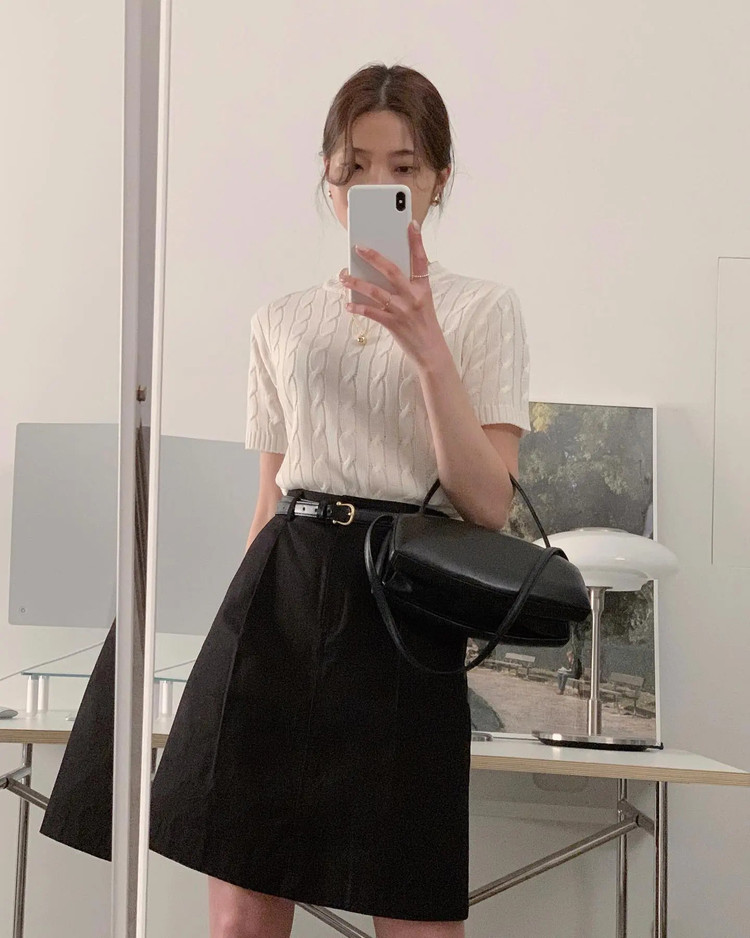 Công thức áo len cộc tay màu trắng và chân váy ngắn có nhiều ưu điểm, như là sự thanh lịch, chỉn chu. Bên cạnh đó, bộ trang phục còn tôn dáng tốt và giúp vẻ ngoài thêm tươi trẻ. Các nàng đừng quên tô điểm một chiếc thắt lưng mảnh. Đây là món phụ kiện nhỏ nhưng có tác dụng nâng tầm phong cách. Công thức áo len cộc tay màu trắng và chân váy ngắn có nhiều ưu điểm, như là sự thanh lịch, chỉn chu. Bên cạnh đó, bộ trang phục còn tôn dáng tốt và giúp vẻ ngoài thêm tươi trẻ. Các nàng đừng quên tô điểm một chiếc thắt lưng mảnh. Đây là món phụ kiện nhỏ nhưng có tác dụng nâng tầm phong cách.