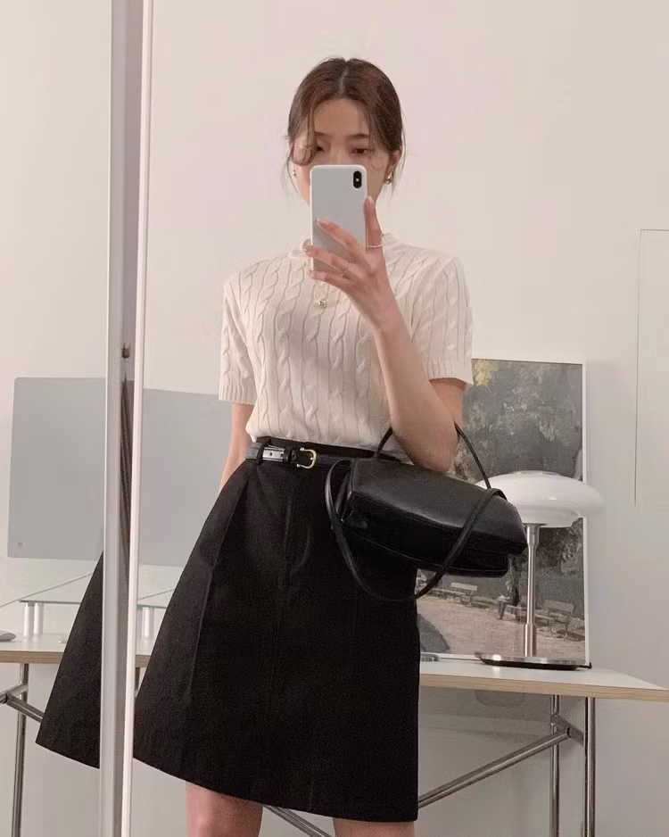 Công thức áo len cộc tay màu trắng và chân váy ngắn có nhiều ưu điểm, như là sự thanh lịch, chỉn chu. Bên cạnh đó, bộ trang phục còn tôn dáng tốt và giúp vẻ ngoài thêm tươi trẻ. Các nàng đừng quên tô điểm một chiếc thắt lưng mảnh. Đây là món phụ kiện nhỏ nhưng có tác dụng nâng tầm phong cách.