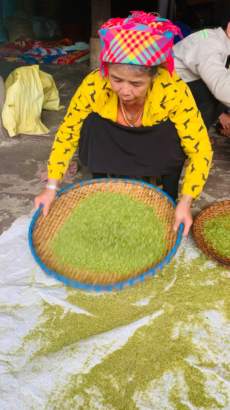 Trải nghiệm làm cốm tại bản làng