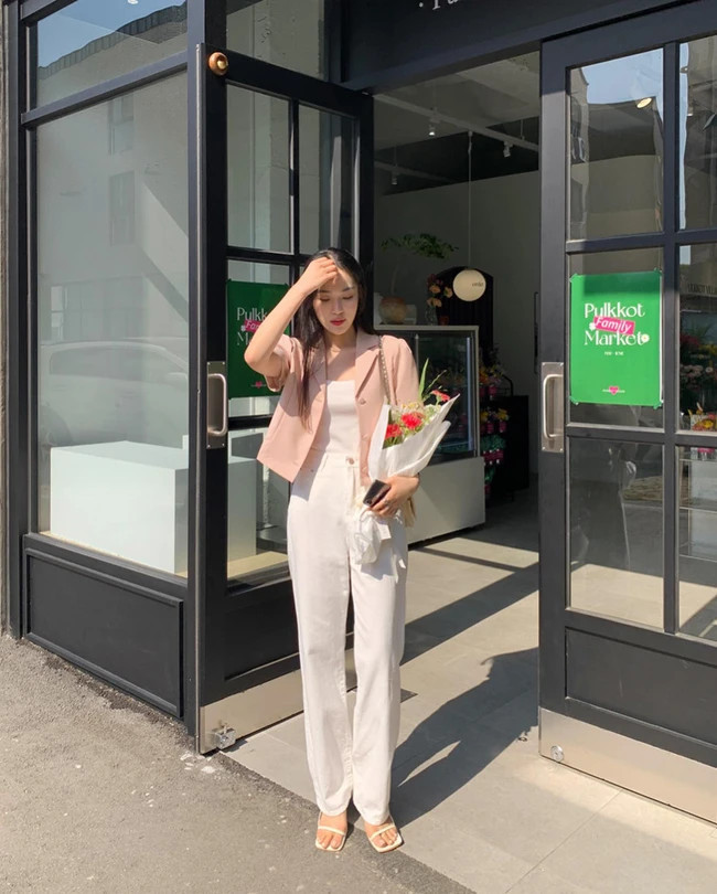 Combo áo blazer cộc tay + áo thun + quần jeans, tông trắng này rất nhẹ nhàng, trang nhã. Sự chỉn chu biến outfit này trở thành lựa chọn lý tưởng để mặc đi làm hoặc dự tiệc cưới.