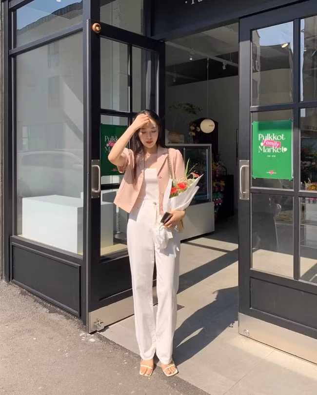 Combo áo blazer cộc tay + áo thun + quần jeans, tông trắng này rất nhẹ nhàng, trang nhã. Sự chỉn chu biến outfit này trở thành lựa chọn lý tưởng để mặc đi làm hoặc dự tiệc cưới.