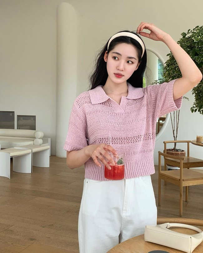 Công thức áo len hồng pastel kết hợp cùng quần trắng mang đến nét ngọt ngào, tươi trẻ. Bên cạnh đó, bộ trang phục vẫn có sự hài hòa và thanh lịch. Công thức áo len hồng pastel kết hợp cùng quần trắng mang đến nét ngọt ngào, tươi trẻ. Bên cạnh đó, bộ trang phục vẫn có sự hài hòa và thanh lịch.