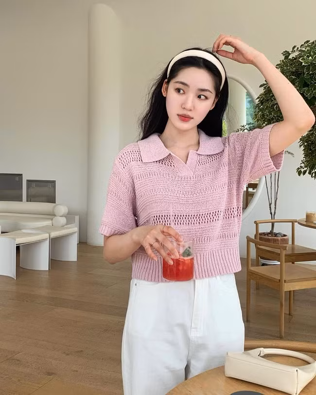 Công thức áo len hồng pastel kết hợp cùng quần trắng mang đến nét ngọt ngào, tươi trẻ. Bên cạnh đó, bộ trang phục vẫn có sự hài hòa và thanh lịch.