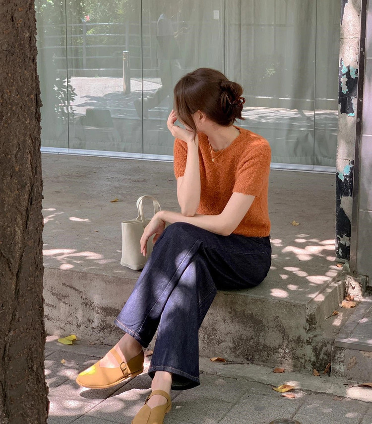 Kết hợp áo len cộc tay màu cam với quần jeans xanh tím than, người mặc có được bộ trang phục nổi bật, tươi tắn mà vẫn có sự hài hòa. Kết hợp áo len cộc tay màu cam với quần jeans xanh tím than, người mặc có được bộ trang phục nổi bật, tươi tắn mà vẫn có sự hài hòa.