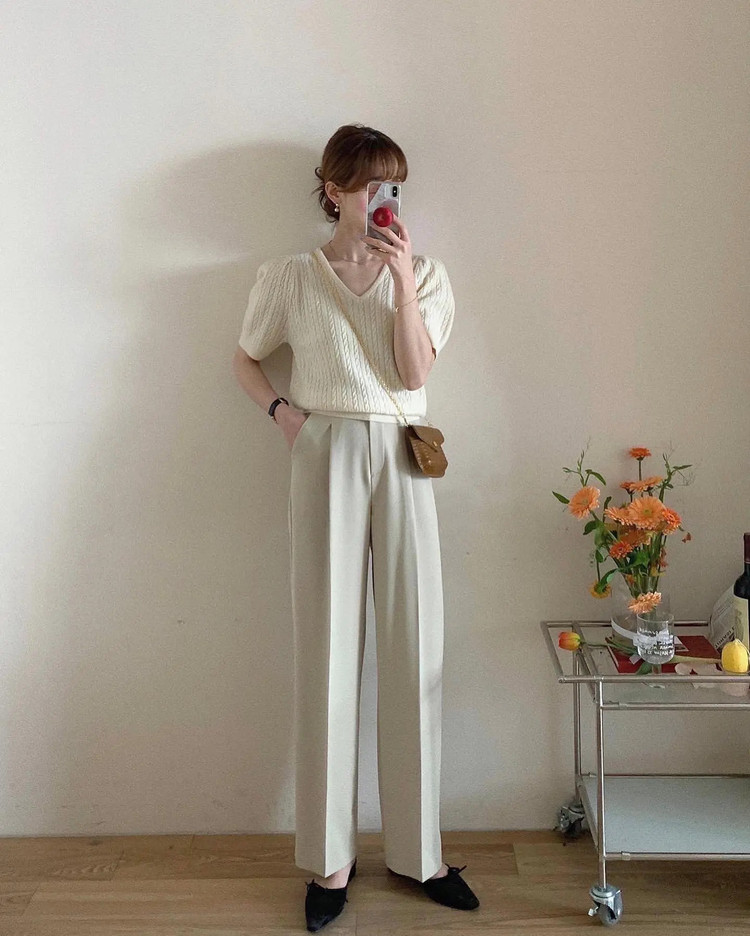 Ưu điểm của áo len cổ tim chính là sự nữ tính, mềm mại. Mẫu áo này còn tạo hiệu ứng vóc dáng thanh thoát hơn. Yêu thích phong cách tối giản, chị em có thể kết hợp áo len cổ tim, tông màu trắng với quần âu có đường ly giữa. Đôi giày mũi nhọn không chỉ phù hợp với nét trang nhã của bộ đồ, mà còn góp phần tôn dáng. Ưu điểm của áo len cổ tim chính là sự nữ tính, mềm mại. Mẫu áo này còn tạo hiệu ứng vóc dáng thanh thoát hơn. Yêu thích phong cách tối giản, chị em có thể kết hợp áo len cổ tim, tông màu trắng với quần âu có đường ly giữa. Đôi giày mũi nhọn không chỉ phù hợp với nét trang nhã của bộ đồ, mà còn góp phần tôn dáng.