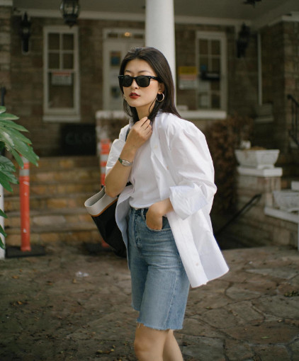 Cách kết hợp áo thun + sơ mi trắng quen thuộc, quý cô trên đã tạo sự đột phá cho outfit khi mix cùng quần short lửng. Cách lên đồ này giúp phái đẹp có được vẻ ngoài đầy phong cách mà chẳng cần cố.