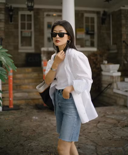 Cách kết hợp áo thun + sơ mi trắng quen thuộc, quý cô trên đã tạo sự đột phá cho outfit khi mix cùng quần short lửng. Cách lên đồ này giúp phái đẹp có được vẻ ngoài đầy phong cách mà chẳng cần cố.