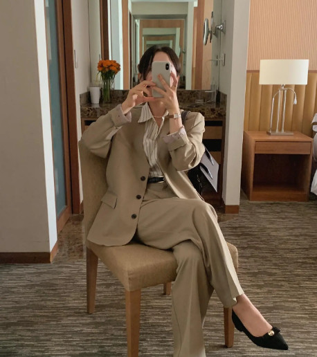 Layer áo sơ mi bên trong bộ suit là sự kết hợp không mới, nhưng không bao giờ lỗi mốt. Bộ đồ càng thêm phần thanh lịch với tông màu trắng và be làm chủ đạo. Ngoài ra, bộ trang phục cũng có sự nổi bật nhờ mẫu áo sơ mi kẻ sọc.