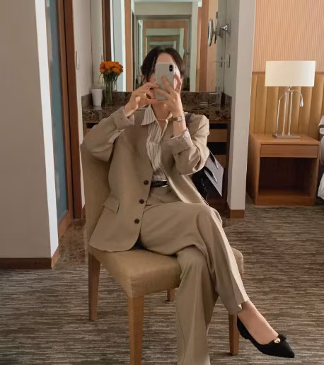 Layer áo sơ mi bên trong bộ suit là sự kết hợp không mới, nhưng không bao giờ lỗi mốt. Bộ đồ càng thêm phần thanh lịch với tông màu trắng và be làm chủ đạo. Ngoài ra, bộ trang phục cũng có sự nổi bật nhờ mẫu áo sơ mi kẻ sọc.