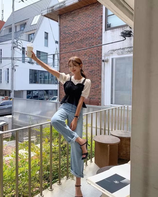 Phái đẹp hãy thử kết hợp áo gilet với một chiếc áo blouse tay bồng. Combo này khá lý tưởng để mix cùng quần jeans xanh, tạo nên outfit vừa trẻ trung, vừa yêu kiều, sang chảnh. Đôi sandal quai ngang "ăn nhập" hoàn hảo với vẻ nữ tính của outfit. Kiểu giày này còn là "bảo bối" hack dáng mà chị em nào cũng nên có.