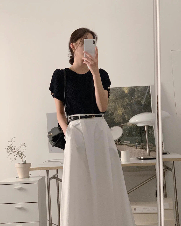 Áo len màu đen gây ấn tượng ở sự sang trọng. Công thức này cũng mang đến cho người diện sự trang nhã, thanh lịch Áo len màu đen gây ấn tượng ở sự sang trọng. Công thức này cũng mang đến cho người diện sự trang nhã, thanh lịch