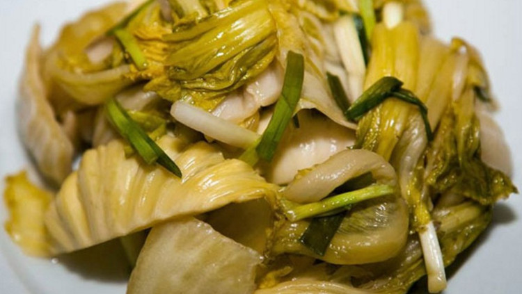 Dưa muối chua nếu bảo quản trong tủ lạnh sẽ gây ra chất gây ung thư aflatoxin. Ảnh minh họa