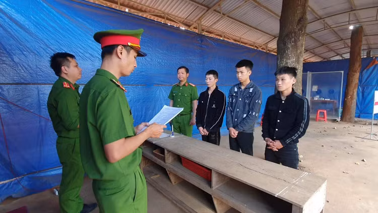 Cơ quan Cảnh sát điều tra - Công an tỉnh Đắk Lắk thi hành lệnh bắt 3 thanh niên để điều tra về hành vi giết người.