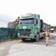 CSGT Hà Nội xử phạt 3 tài xế xe tải làm rơi vãi đất thải xuống đường 