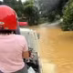 CSGT Lào Cai hỗ trợ người dân vượt vùng ngập lụt