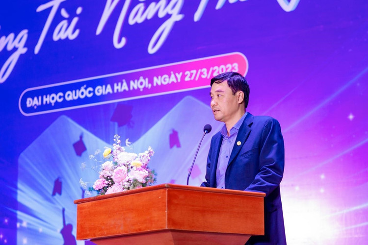 Trao hoc bong cho 100 sinh vien tai nang vuot kho