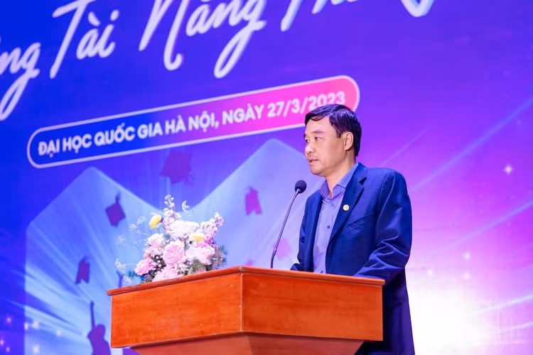 Trao hoc bong cho 100 sinh vien tai nang vuot kho