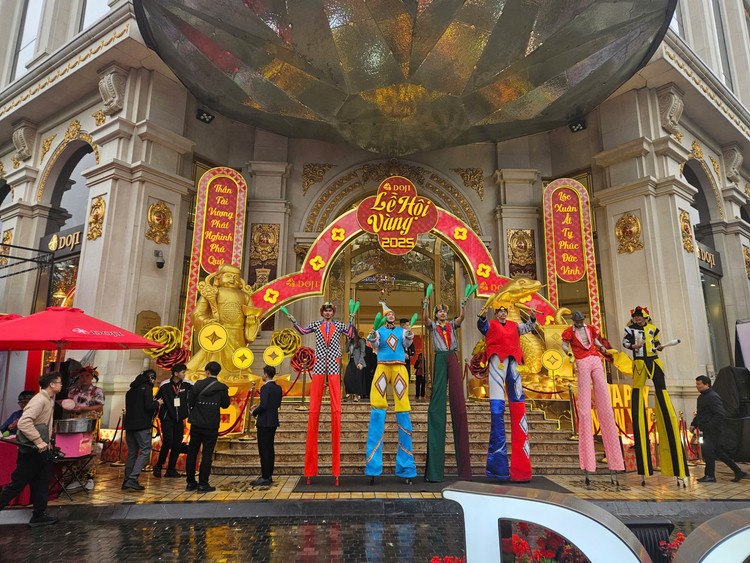 “Doi mua lanh” cho mua vang truoc ngay via Than Tai-Hinh-11