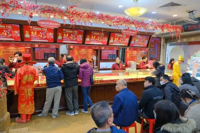 Gia vang lap dinh, nguoi Ha Noi xep hang mua truoc ngay Than tai-Hinh-5