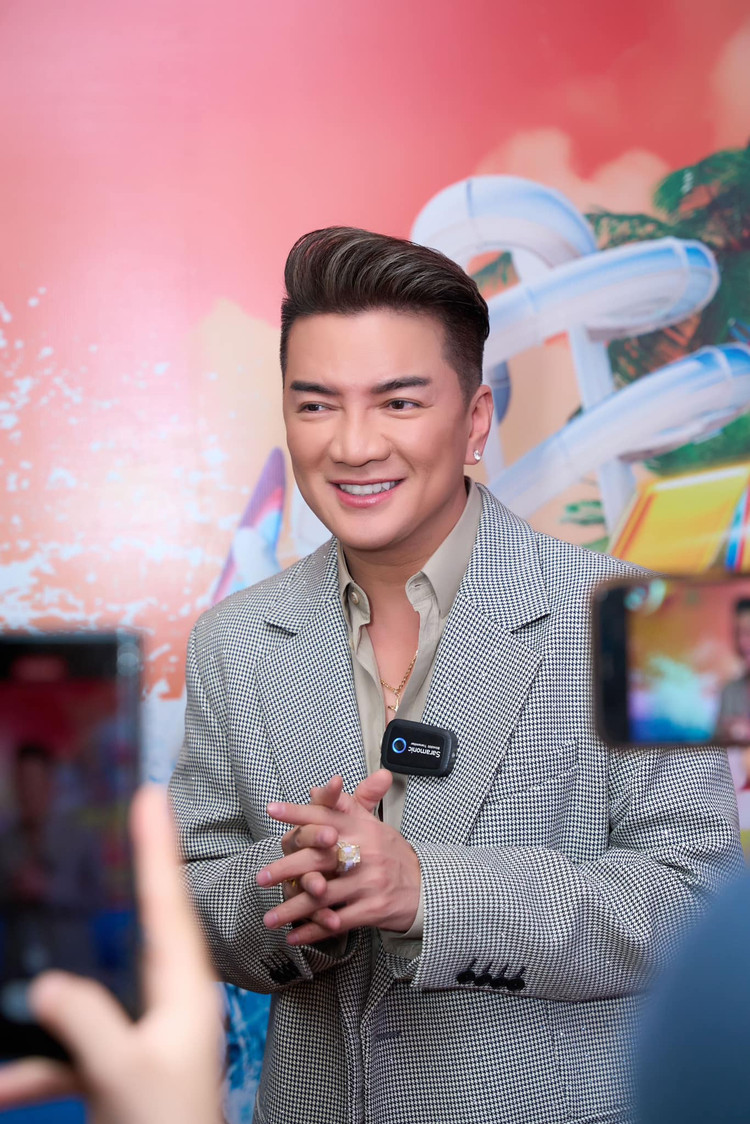 Can canh 3 co ngoi tien ty cua Dam Vinh Hung