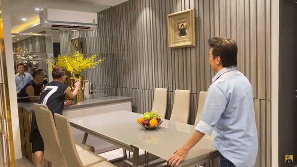 Can canh 3 co ngoi tien ty cua Dam Vinh Hung-Hinh-7