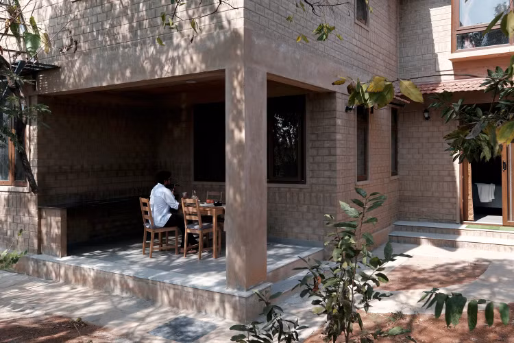 Chiem nguong ngoi nha 2 tang xay tu bun dep den ngo ngang-Hinh-3