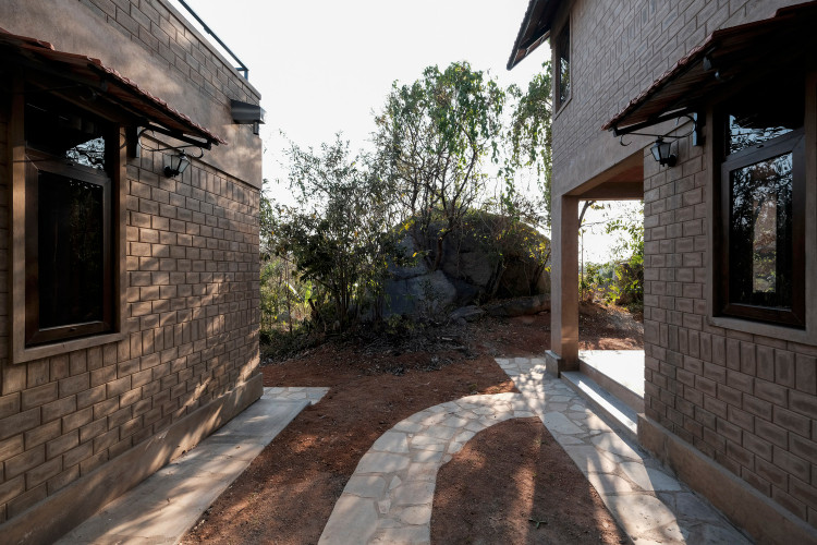 Chiem nguong ngoi nha 2 tang xay tu bun dep den ngo ngang-Hinh-13