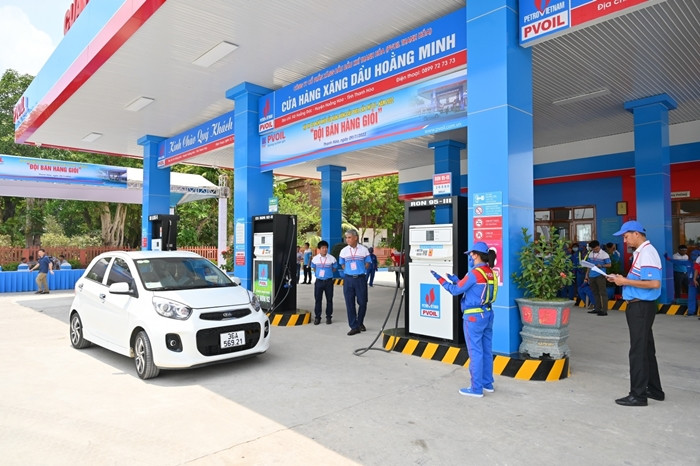 Tang nhe, xang RON 95 len sat nguong 25.000 dong moi lit
