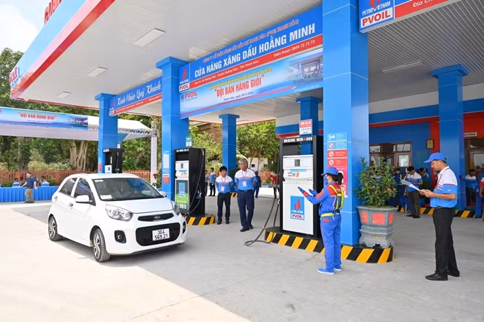Tang nhe, xang RON 95 len sat nguong 25.000 dong moi lit