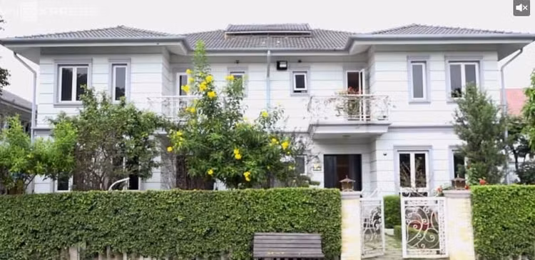 Ben trong biet thu mang phong cach hoang gia cua Ho Quynh Huong-Hinh-3