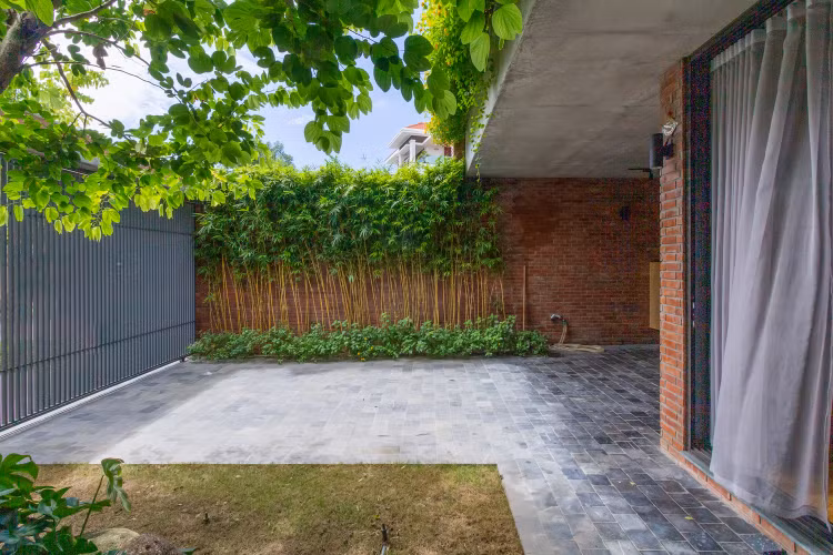 Bao My nuc no khen nha gach do lot giua lop cay xanh mat-Hinh-5