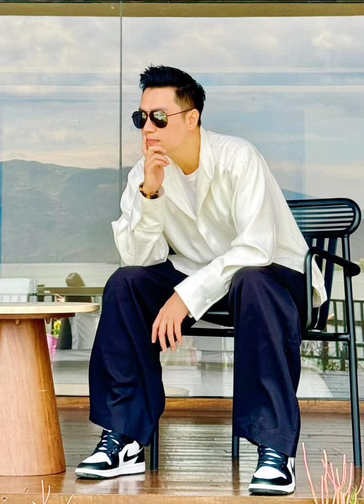 Biet thu long lay nhu cung dien cua “nam than man anh” Viet Anh