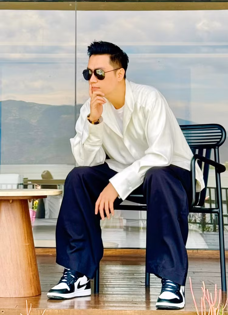 Biet thu long lay nhu cung dien cua “nam than man anh” Viet Anh