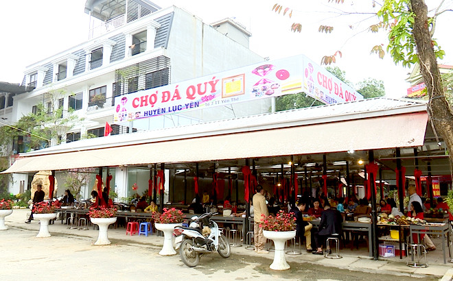 Ben trong phien cho da quy bay ban nhu rau tai Viet Nam