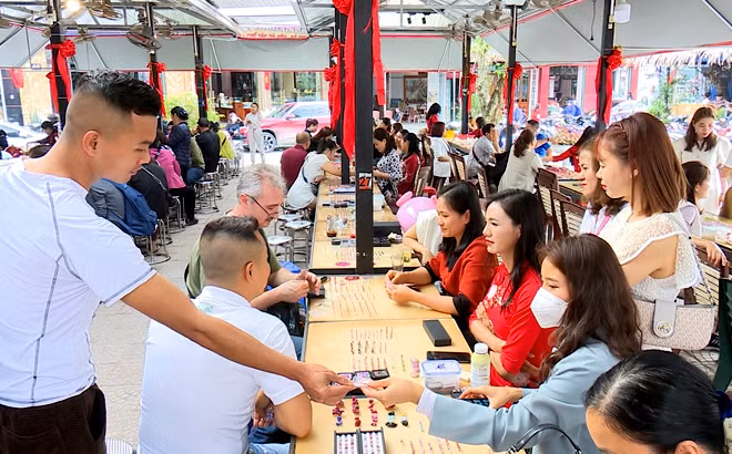 Ben trong phien cho da quy bay ban nhu rau tai Viet Nam-Hinh-4