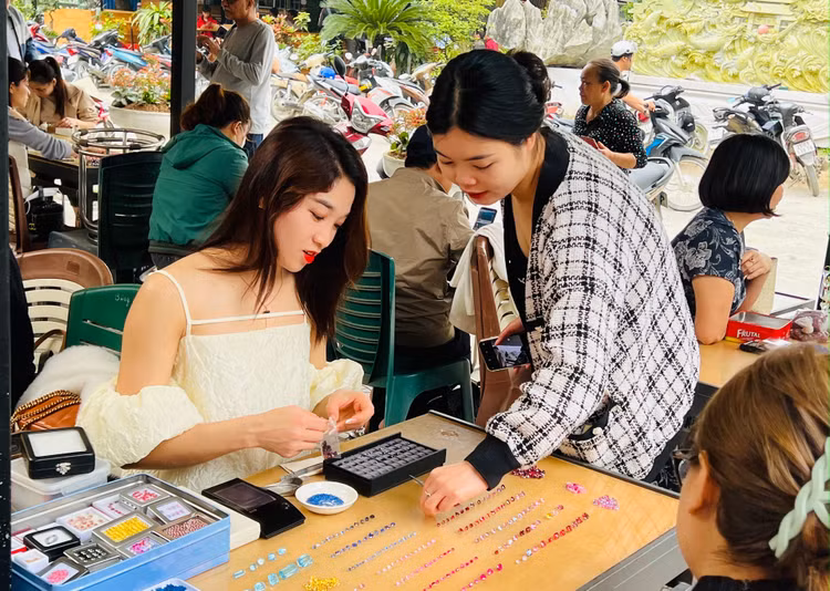 Ben trong phien cho da quy bay ban nhu rau tai Viet Nam-Hinh-5