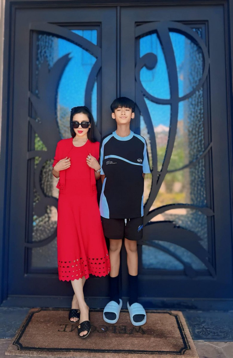 Toan canh biet thu 400m2 cua ca si Le Quyen tai My